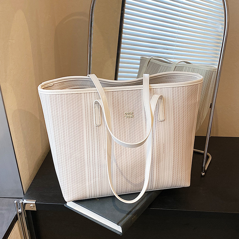 Modna torba typu tote o dużej  – Interior Design Class recenzja i cena