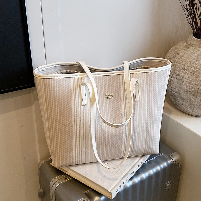 Modna torba typu tote o dużej  – Interior Design Class recenzja i cena